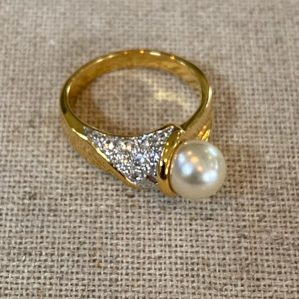 Costume pearl ring